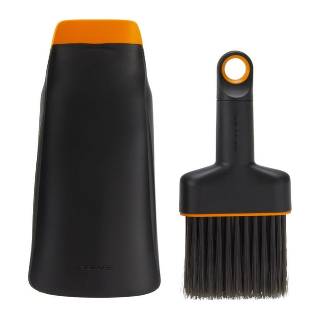FISKARS 2 SIDED SOIL SCOOP/BRUSH