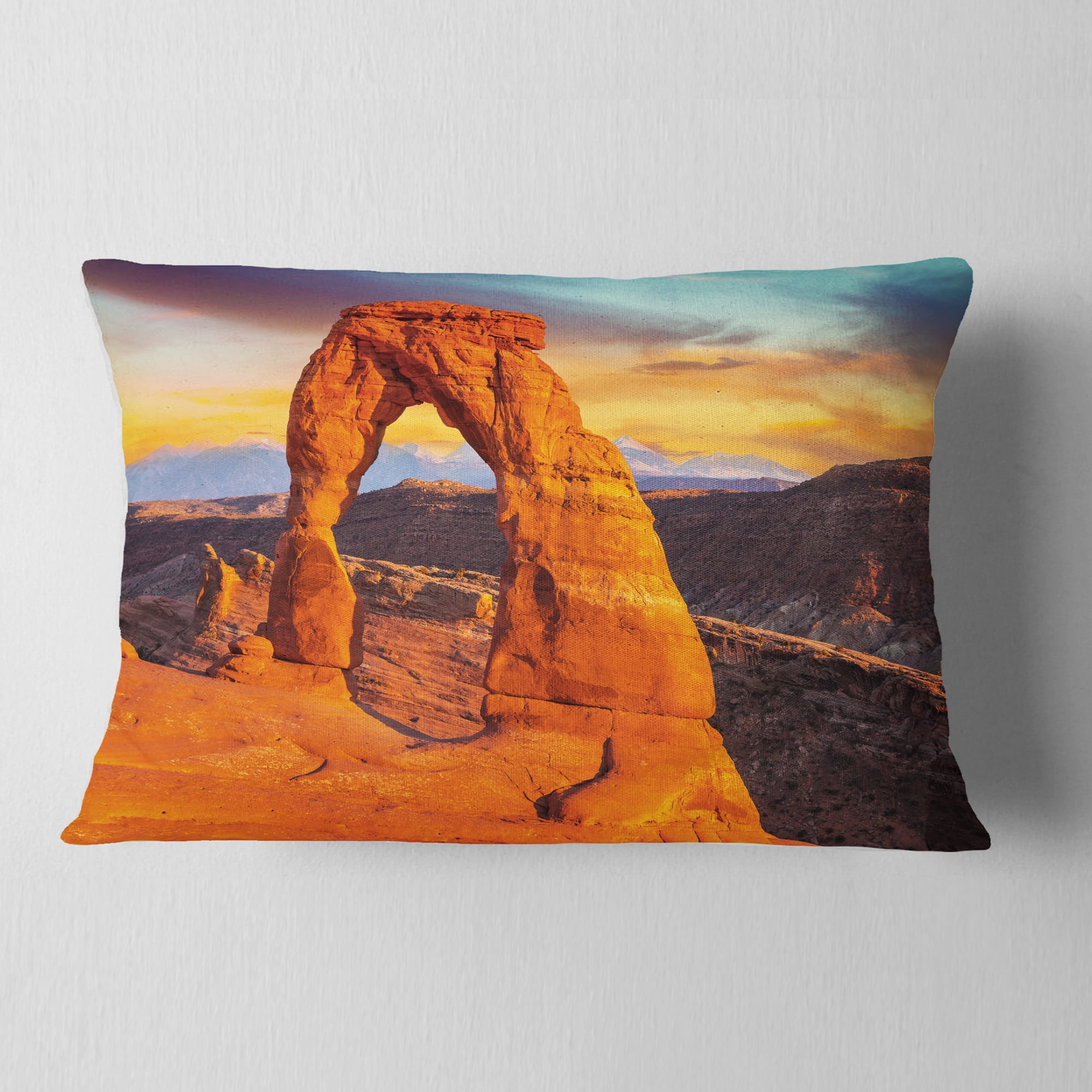Designart Delicate Arch in Arches Park - Landscape Photo Throw Pillow - 12x20