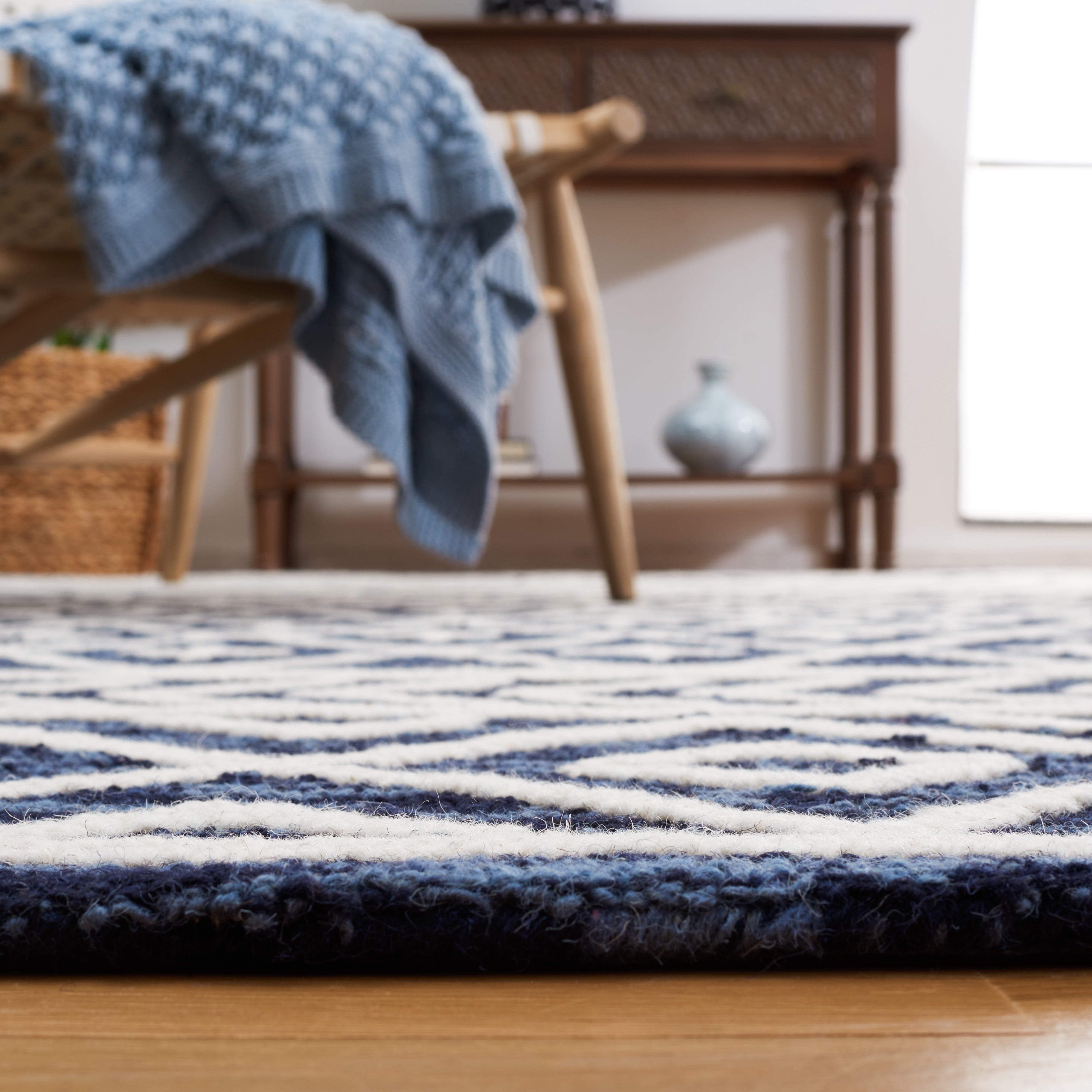 SAFAVIEH Metro Fletcher Medallion Area Rug, Navy/Ivory, 5' x 8'