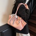 thumbnail image 3 of Bolso de mano de gran capacidad con estampado de lichi texturizado de alta calidad para mujer, nuevo estilo 2025, moderno, sencillo y versátil, bolso de un solo hombro debajo del brazo., 3 of 5