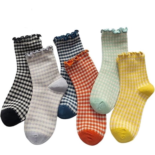 calcetines bonitos a cuadros para mujer, calcetines estéticos atléticos casuales, calcetines de algodón neutro para y calcetines bonitos de algodón para niñas Pack de 6 pares con un par rojo y tonos neutros; vista frontal centrada de seis calcetines hasta el tobillo con puño rizado, puntera y talón contrastantes, tejido de punto visible (82% algodón, 15% poliéster, 3% elastán), talla única US 5-9, diseñados para uso casual o deportivo y comodidad diaria; a menudo usados también por niñas y adecuados para combinar con atuendos estéticos.