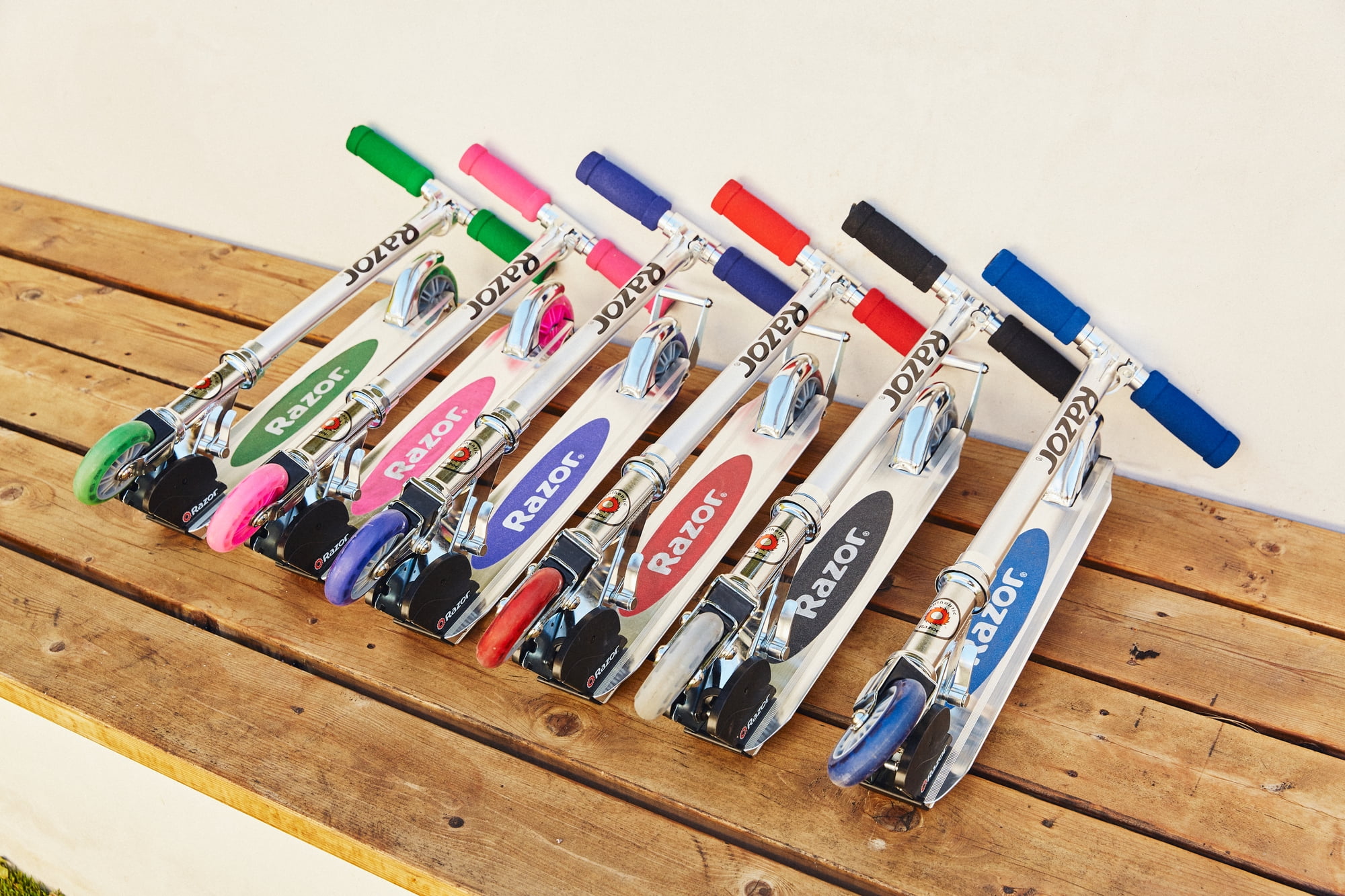 Razor Authentic A Kick Scooter  Lightweight, Folding, Youth, Wheels, Ages 5+, Riders up to 143lbs  (图3) Razor Authentic A Kick Scooter  Lightweight, Folding, Youth, Wheels, Ages 5+, Riders up to 143lbs  (图3)