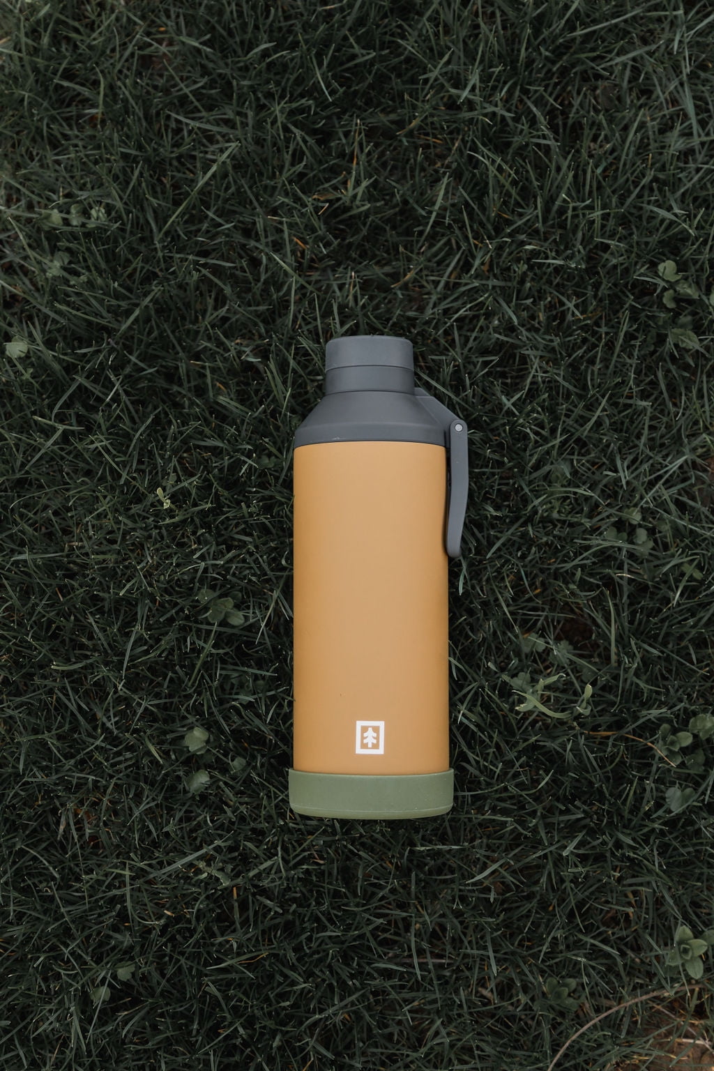 Swiss Tech Stainless Steel Insulated Water Bottle, Leakproof Chug Lid, Clip Handle and Silicone Boot, 24oz, Soft Touch Tan