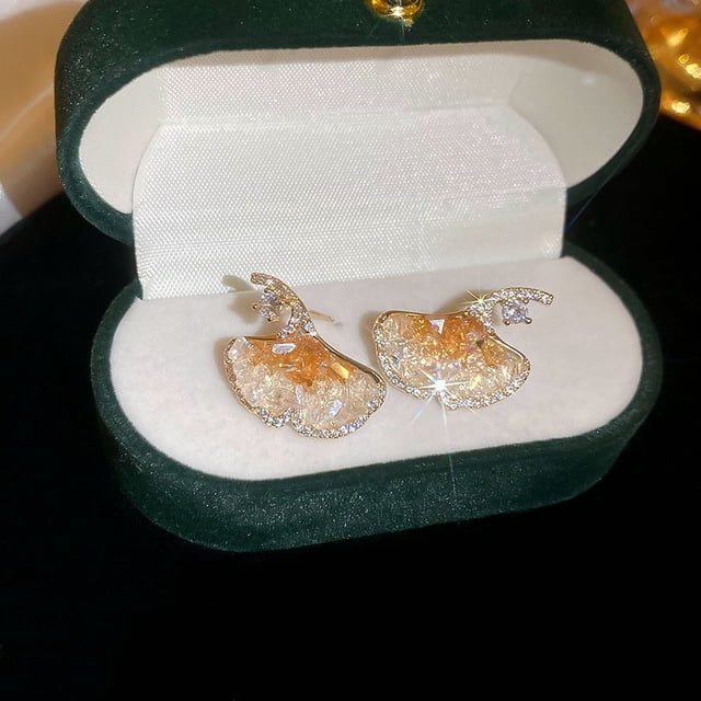 Pendientes de flor de mariposa de cristal azul degradado con aguja plateada, pendientes de verano pequeños y frescos con temperamento, pendientes dulces de moda