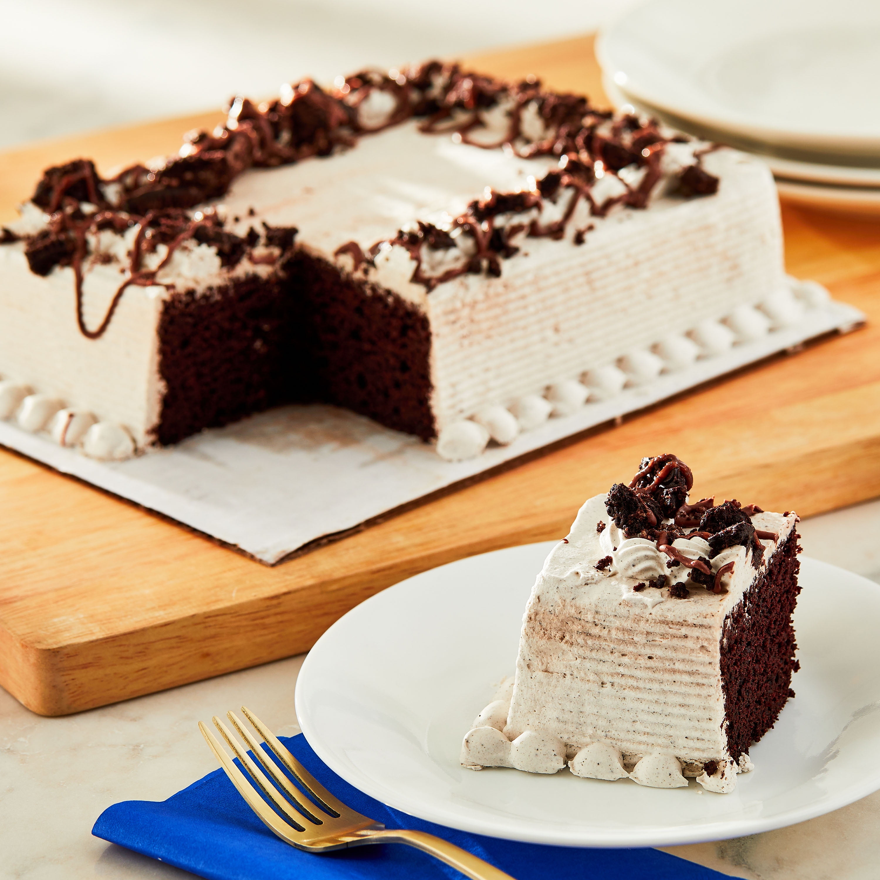 Freshness Guaranteed Cookies & Creme Cake, Whipped Topping, 24.7 oz