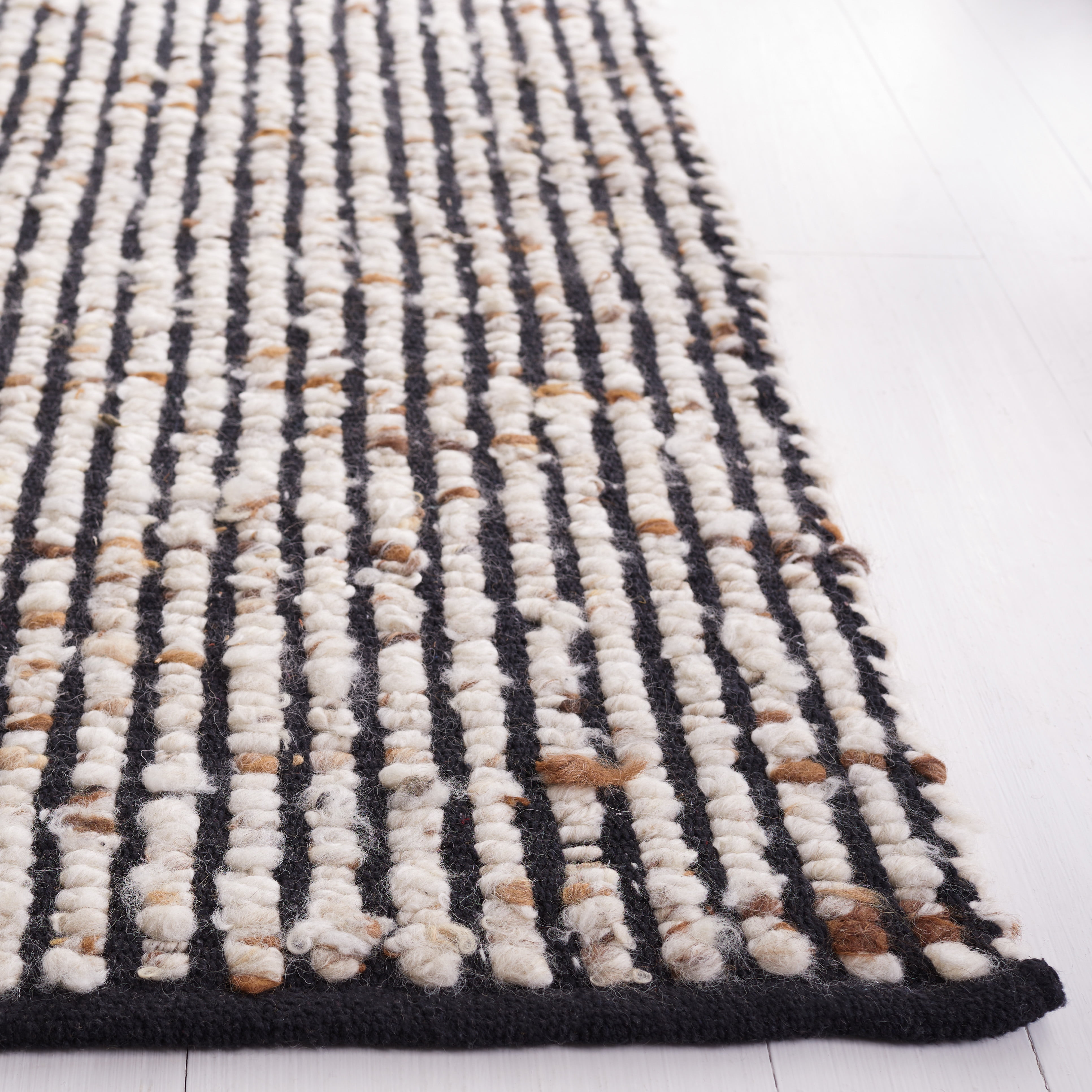 SAFAVIEH Natura Edith Distressed Area Rug, Black/Ivory, 3' x 5'