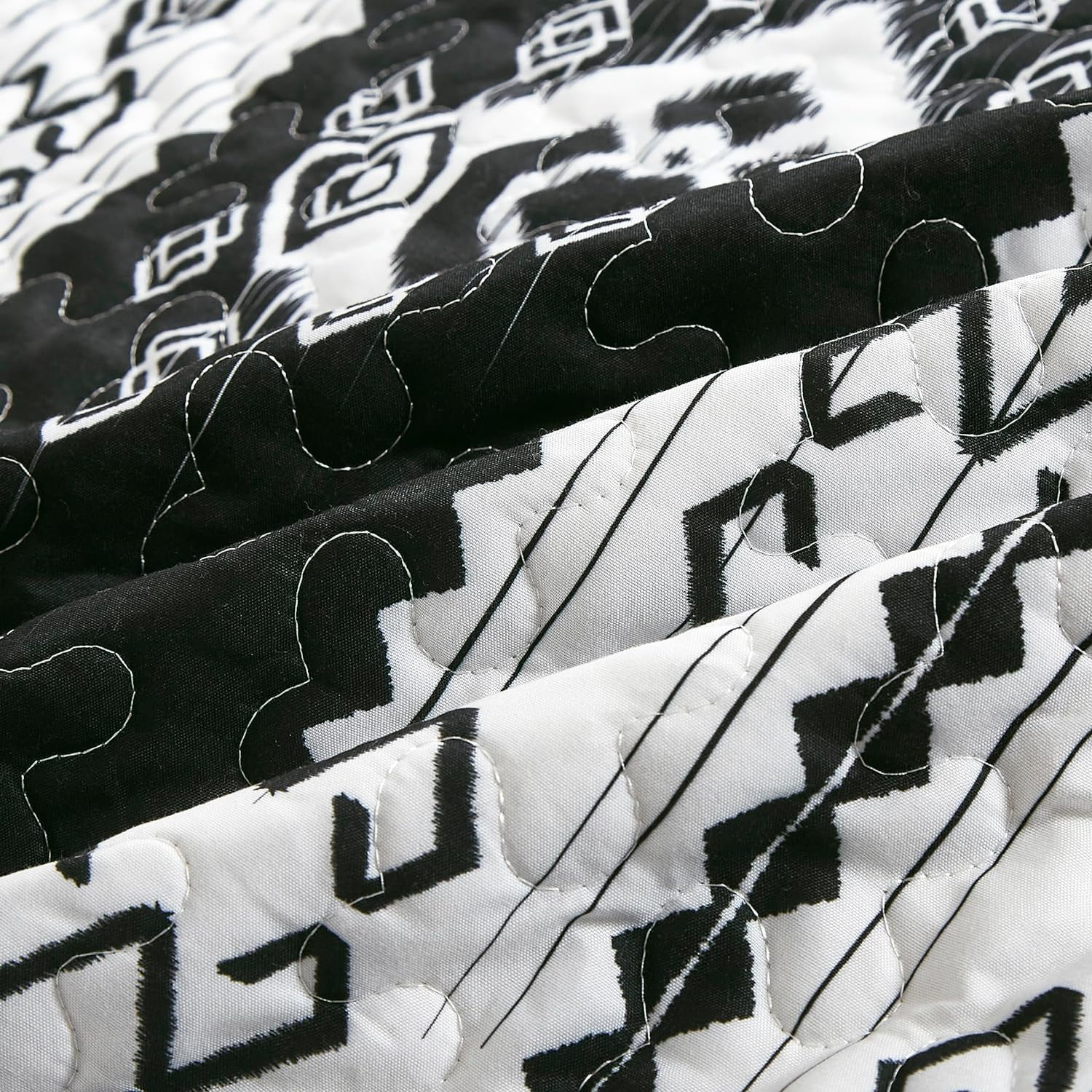 Chezmoi Collection Indie 3-Piece Southwestern Quilt Set, Black White Geometric Symbols Printed Microfiber Lightweight Quilted Bedspread Set, Queen