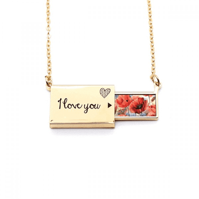 Mariposa con flores de colores Sobre de carta de amor, collar y joyas colgantes