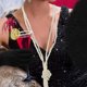 thumbnail image 5 of Juego de accesorios para mujer del Gran Gatsby de los años 20: diadema, guantes, collar de perlas y pendientes (estilo 3), 5 of 5