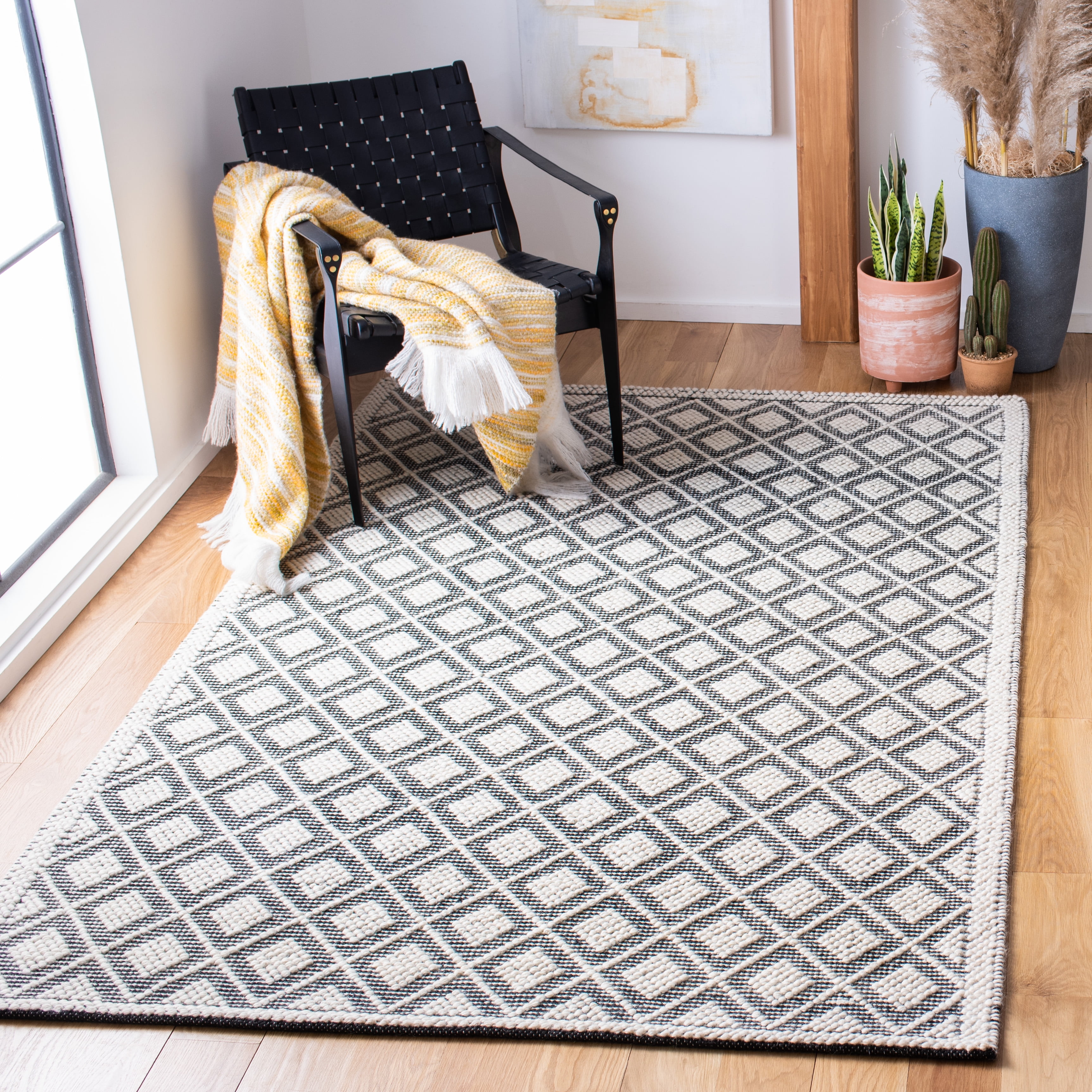 SAFAVIEH Natura Taneka Diamond Area Rug, Ivory/Black, 3' x 5'
