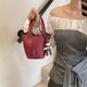 thumbnail image 3 of Bolso de mano tipo cubo con textura de moda de estilo coreano para mujer, moderno y versátil, tipo mensajero de gran capacidad, novedad de 2025, 3 of 5