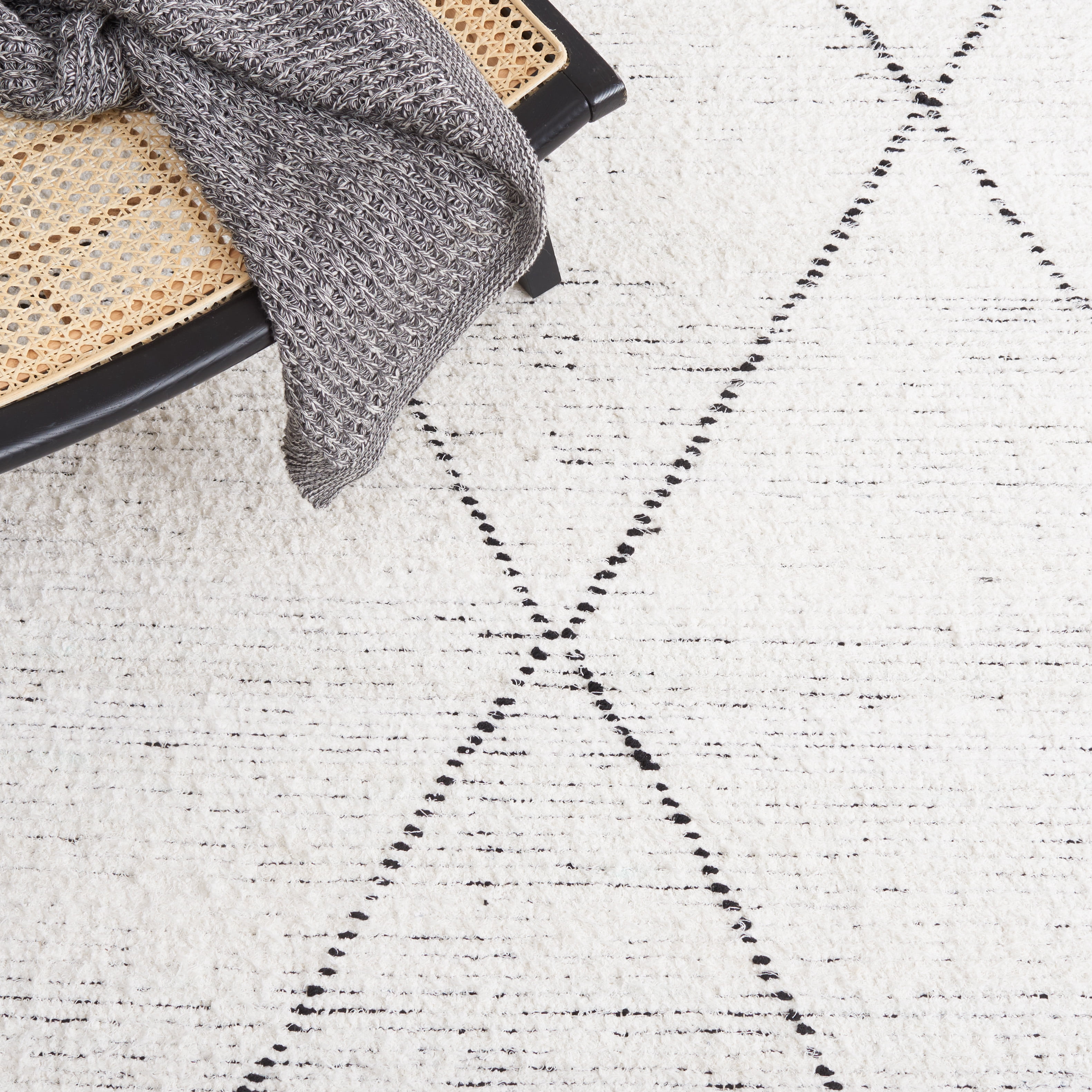 SAFAVIEH Casablanca Alayna Diamond Cotton Area Rug, Ivory/Black, 5' x 8'