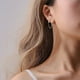 thumbnail image 4 of Pendientes de la cadena para las mujeres de doble Piercing Dangle Cadena Huggie Hoop Pendientes Cubic Zirconia Pearl Stud Pendientes para las mujeres de doble Conjoined Pendientes, 4 of 5