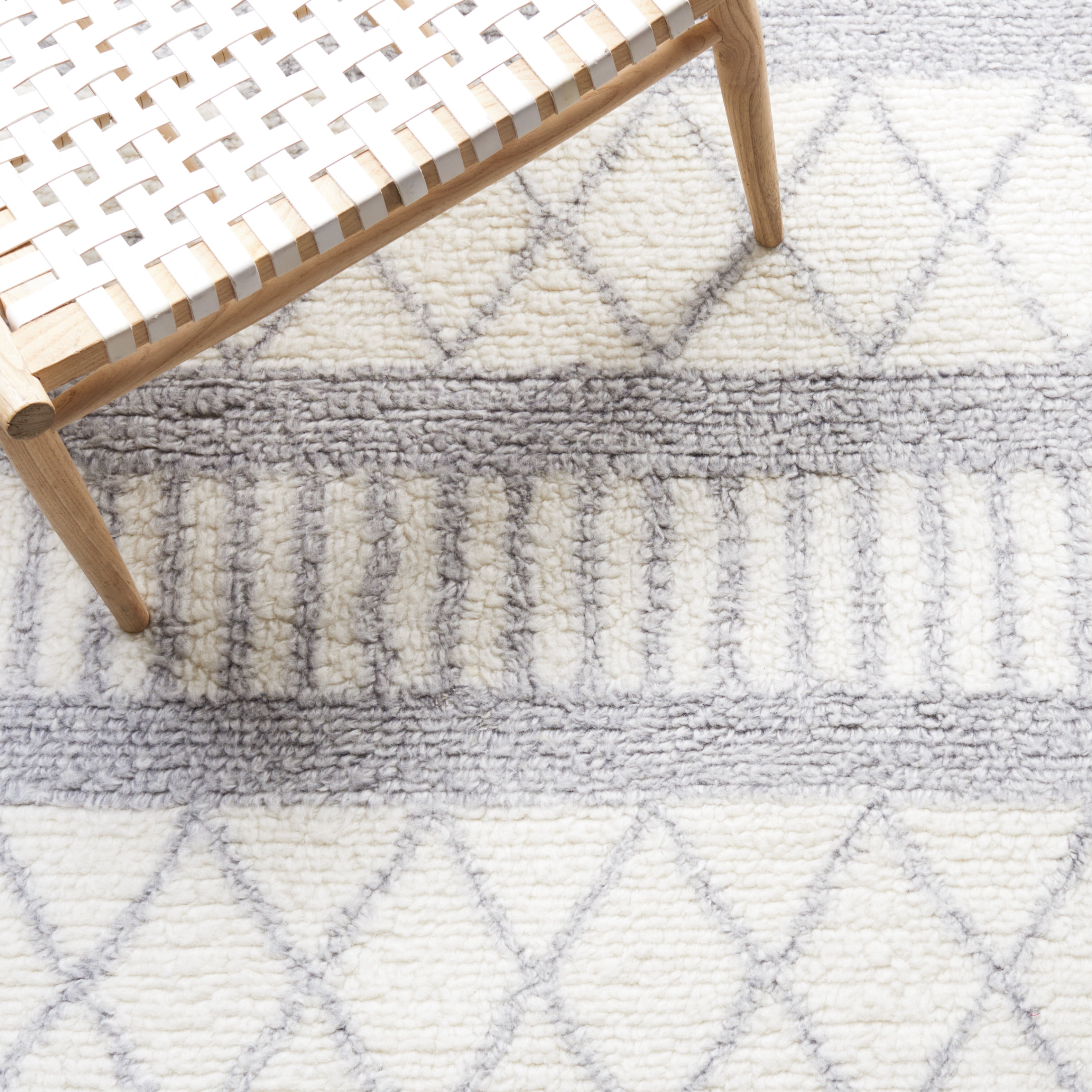 SAFAVIEH Vermont Xzavier Geometric Area Rug, Ivory/Grey, 4' x 6'