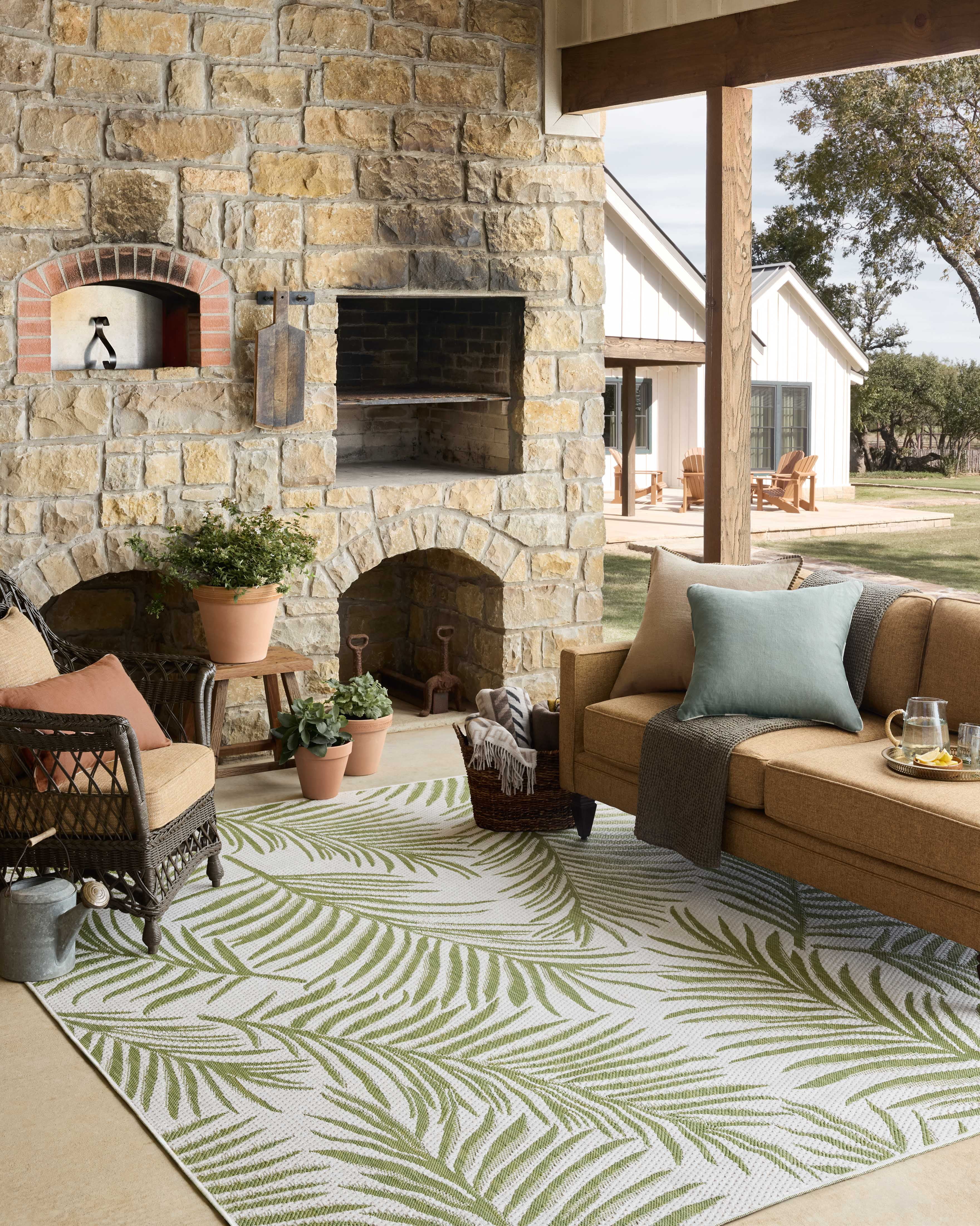Indoor Outdoor Rug 4x6, Reversible, Loloi Easton Ivory / Green (4' x 6')