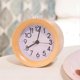thumbnail image 4 of Reloj despertador analógico de madera, redondo, silencioso, con números arábigos, luz nocturna, función de repetición, funciona con pilas, 4 of 5