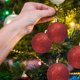 thumbnail image 4 of Adornos navideños de 5 pulgadas - Bolas de purpurina irrompibles para árbol/corona, paquete a granel de bolas colgantes de plástico, decoración navideña para fiestas y hogar (rojo), 4 of 5