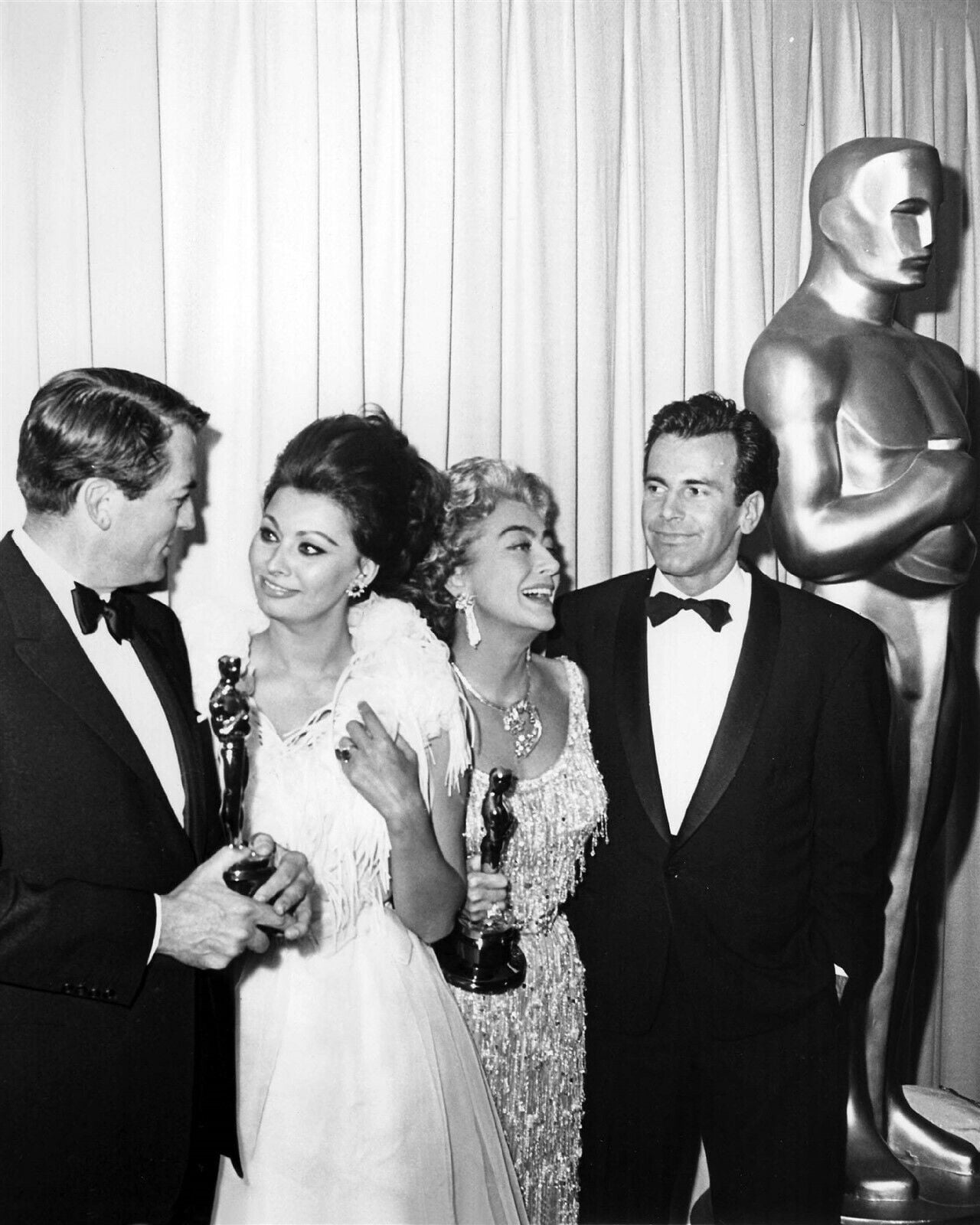 Gregory Peck Sophia Loren Joan Crawford Fernando Lamas 1963 Oscars ...