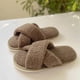 thumbnail image 4 of Zapatillas de casa con correa cruzada cómodas cálidas y esponjosas con puntera abierta para interiores y exteriores suela antideslizante para mujeres, 4 of 9