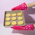 thumbnail image 3 of Juego de guantes de cocina Paris Hilton, resistentes al calor, para ollas, rosas, 3 of 6