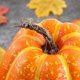 thumbnail image 2 of Juego de 12 calabazas artificiales de gran tamaño para decoración de otoño, Halloween y fiestas. Amarillo, 2 of 3