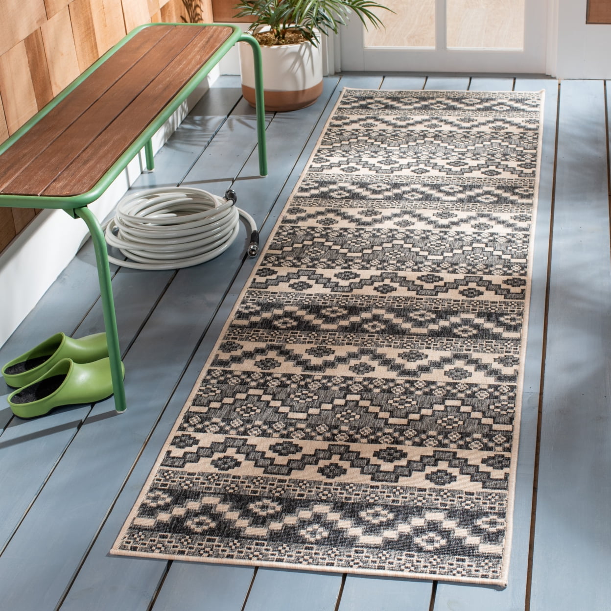 SAFAVIEH Veranda Luwig Southwestern Indoor/Outdoor Area Rug, 4' x 5'7", Grey/Beige