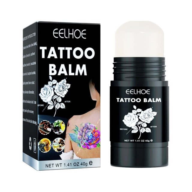 bálsamo calmante aclarador de tatuajes, abrillantador de tatuajes y refrescante para tatuajes antiguos, crema natural post-tatuaje — Envase en barra negro con tapa blanca y caja a juego; etiqueta con 'TATTOO BALM', ilustración de rosas y ejemplo de tatuaje colorido en hombro, aplicador sólido desplegado y contenido neto 40 g (1.41 oz). A menudo usado también para retoques de maquillaje permanente y cejas.