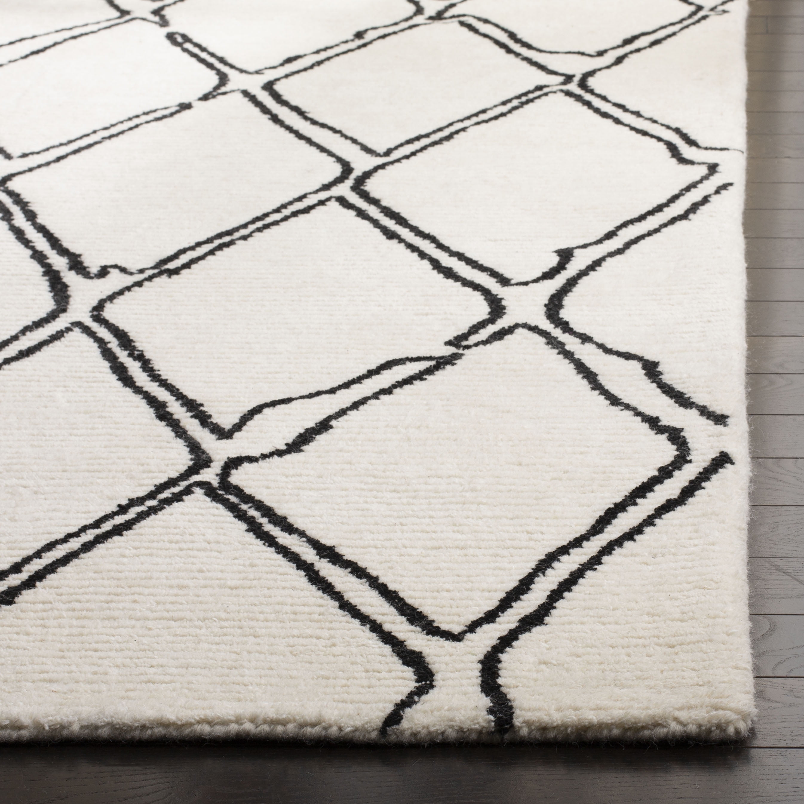 SAFAVIEH Casablanca Amilia Geometric Diamonds Wool Shag Area Rug, Ivory/Black, 8' x 10'