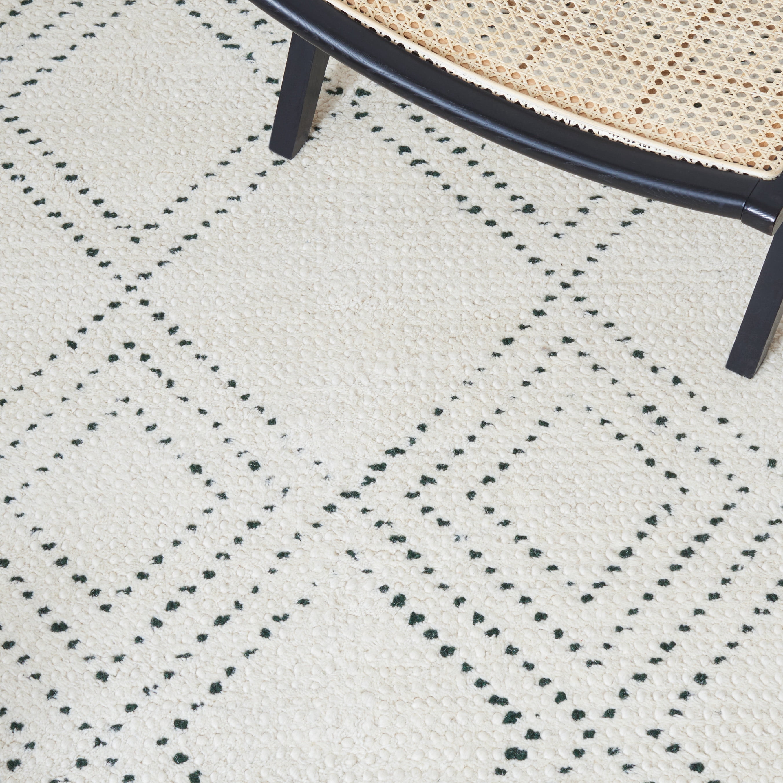 SAFAVIEH Casablanca Idella Diamond Runner Rug, Ivory/Green, 2'3" x 8'