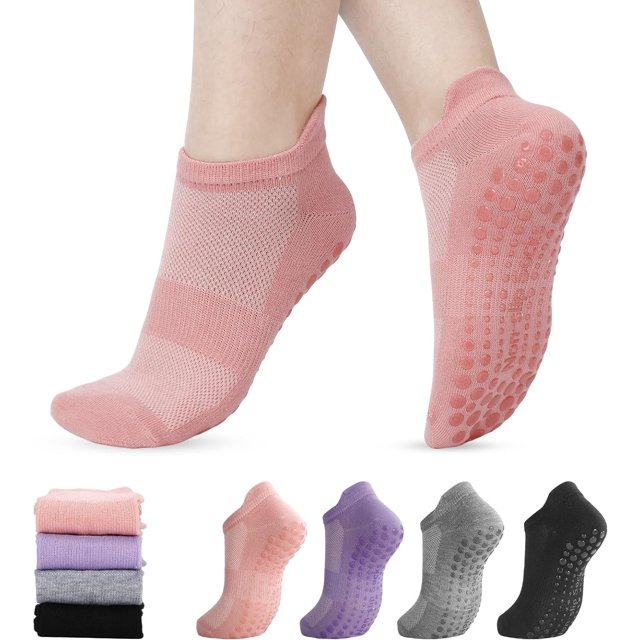 4 pares calcetines antideslizantes para mujer, calcetines pilates para mujer: par tobillero rosa en vista frontal y planta con paneles de malla transpirable y suela con puntos de gel antideslizante; en la fila inferior se muestran juegos apilados y variantes en lila, gris y negro, ideal para yoga, pilates y entrenamiento que requiere mayor agarre y estabilidad. A menudo se usan también para clases de barra o danza de fitness por su sujeción adicional.