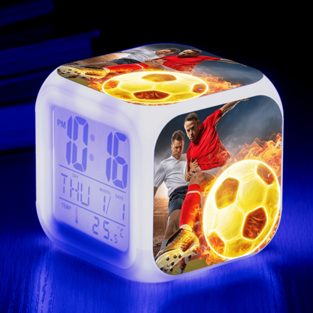 HANNTAOO Reloj despertador LED con diseño de fútbol, creativo reloj de mesa, reloj digital electrónico brillante y colorido para adultos, niñas, niños y niños, juguete para regalo de cumpleaños