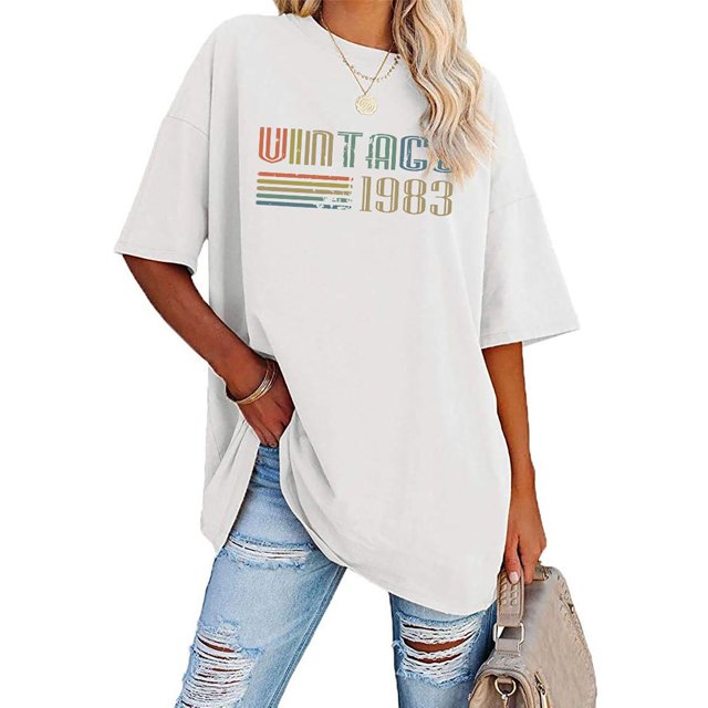Camiseta blanca holgada de cuello redondo con hombros caídos y estampado de letras moderno para mujer