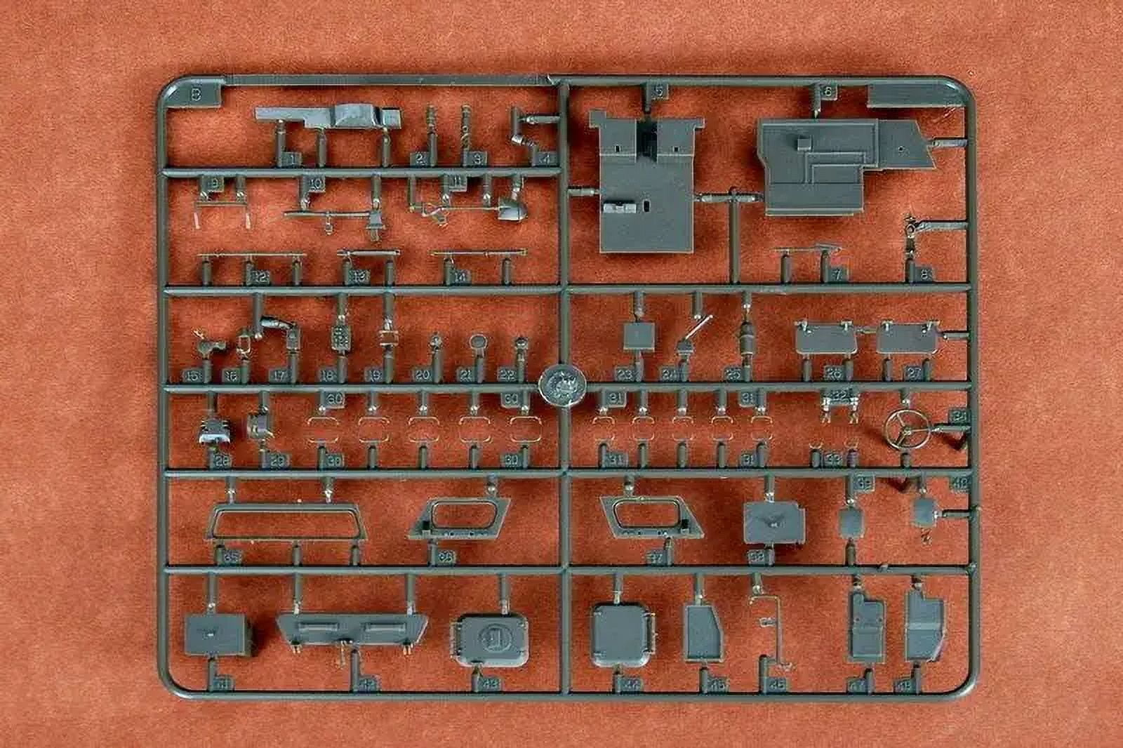 Trumpeter 00326 1/35 JGSDF Command post Car Type 82 Plastic Model Kit