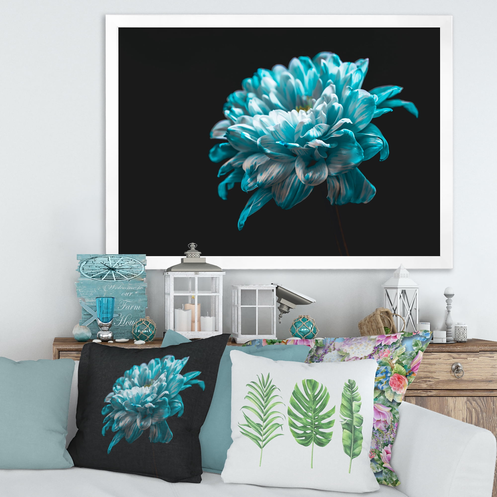 Designart 'Close Up Of White and Pure Blue Daisy Flower II' Traditional Framed Art Print