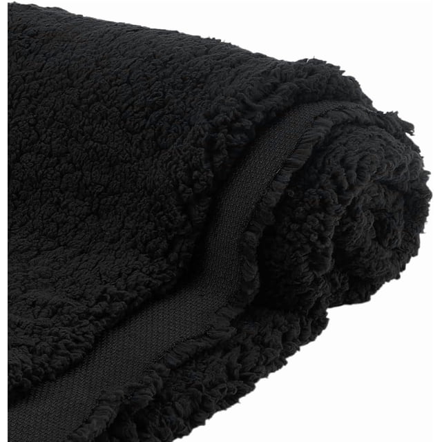 tela de felpa negra de 150 cm de ancho, lana de cordero, tela de piel sintética, tela sherpa para manualidades, costura, disfraces, abrigos, mantas, 1 yarda — vista 3/4 en primer plano de un rollo enrollado que muestra el borde y la textura rizada tipo sherpa; color negro, ancho 59 in (1.5 m) y largo 1 yarda (0.9 m). Apta para proyectos de costura y manualidades como mantas, abrigos y cojines.