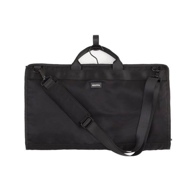 porta trajes para hombre mappa funda de traje para viaje color negro. Vista frontal plegada de funda portatraje negra Mappa con asas superiores, correa de hombro ajustable en diagonal y etiqueta Mappa; tejido liso resistente al agua, bolsillo externo para accesorios y lazo superior para colgar. Diseñada para llevar hasta tres prendas colgadas y evitar arrugas en viajes; también suele usarse para guardar ropa de ceremonia en maleta.