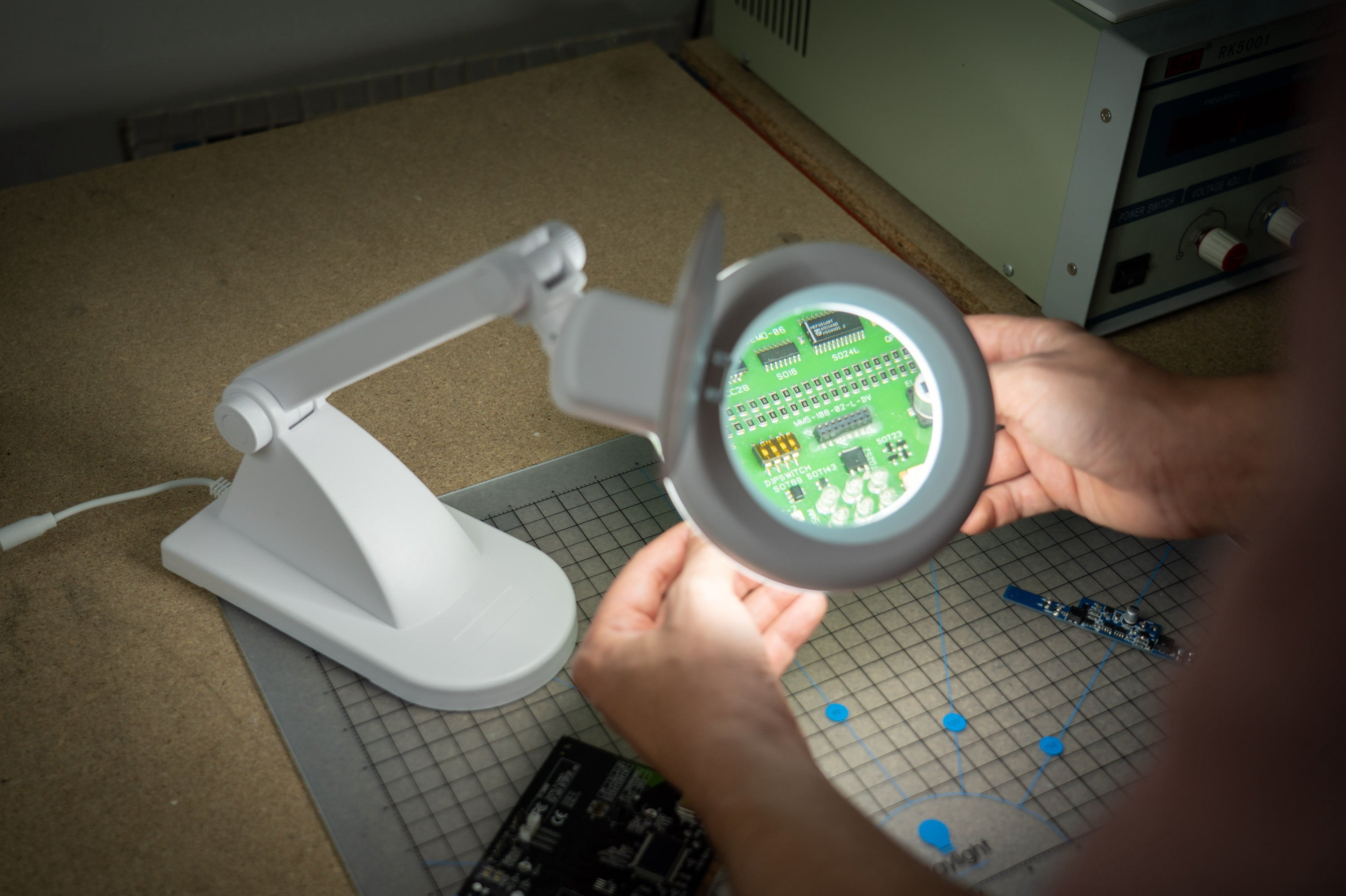 Daylight LED Magnifying Table Lamp