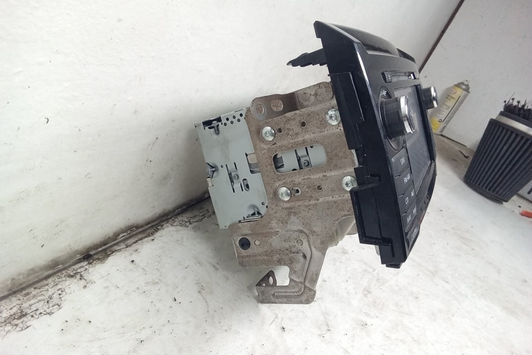 Pre-Owned 16 2016 Nissan Titan CD Player Radio Receiver with Navigation OEM - Verify Specific Vehicle Fitment In Description - (Good)