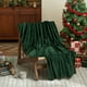 thumbnail image 4 of Manta Navideña Verde, Suave y Cálida, Ideal para Siestas, 130 X 100 Cm, Sofá Cama, Camping, Festivales | Material: Poliéster | 1 Unidad | 300 G | Regalo Navideño, 4 of 6
