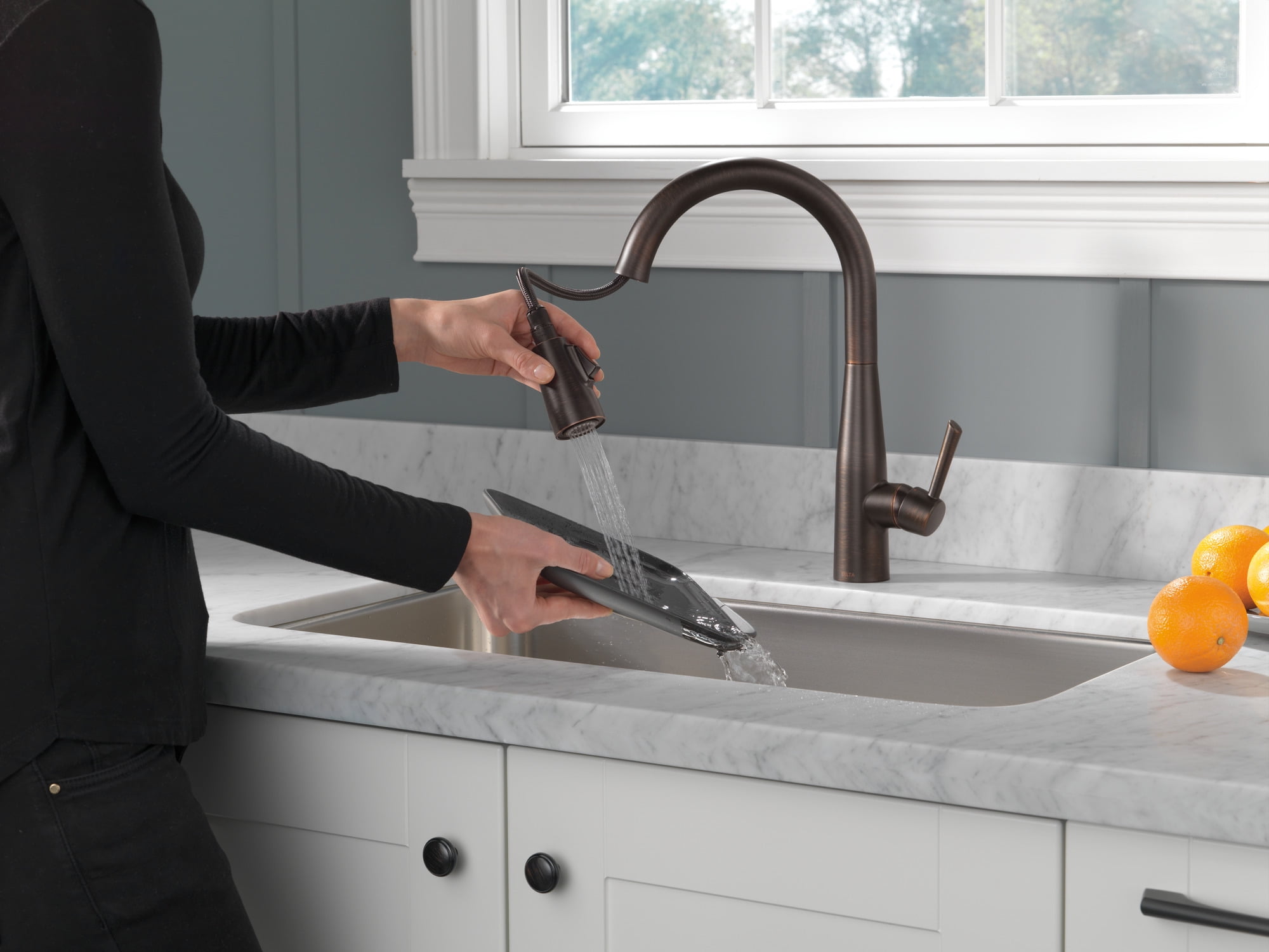 Delta Essa Single Handle Pull-Down Kitchen Faucet in Venetian Bronze 9113-RB-DST