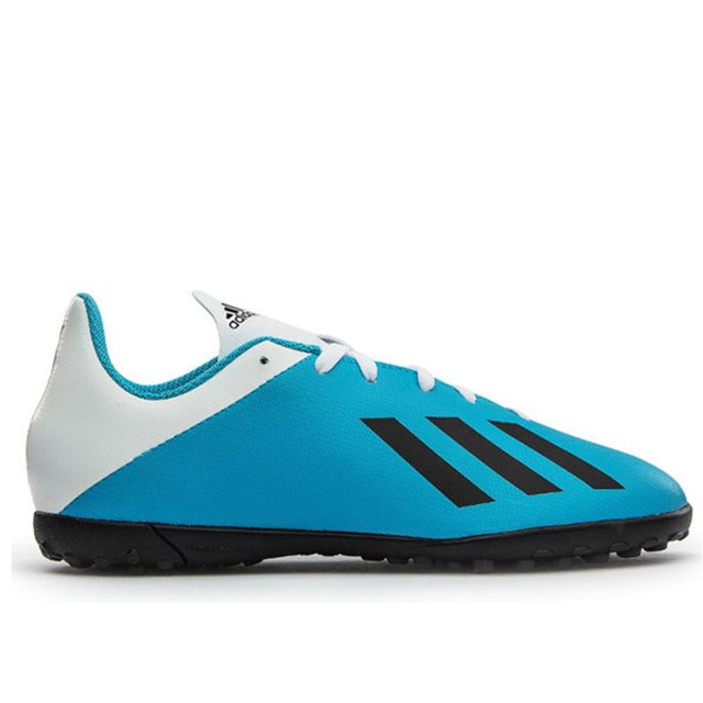 tenis de futbol adidas x 19.4 niños taquetes césped artificial azul cielo 18 vista lateral derecha; zapato infantil de silueta baja con parte superior textil azul celeste, talón y lengüeta blancas, cordones blancos y tres franjas negras en el costado, suela negra con tacos cortos para césped artificial; también suele usarse para entrenamientos en canchas sintéticas.