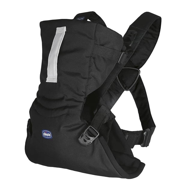 canguro para bebé chicco negro para 0–6 meses (hasta 9 kg) con correa acolchada y hebillas ajustables, soporte de cadera en posición en "M" y etiqueta Chicco visible; vista frontal centrada sobre fondo blanco con tejido negro texturizado; también suele usarse para transportar muñecos o artículos ligeros en salidas cortas.