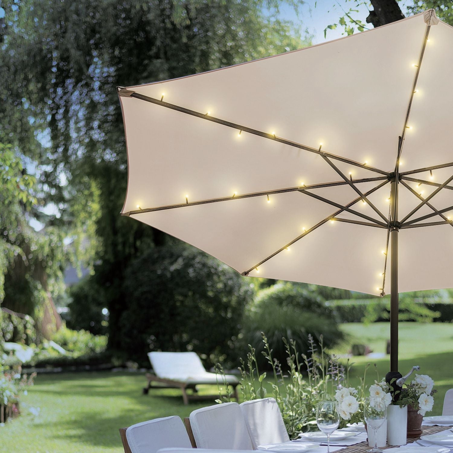 Lumières pour parasol de patio à DEL blanc chaud à énergie solaire de 72 ampoules Mainstays – Fil noir