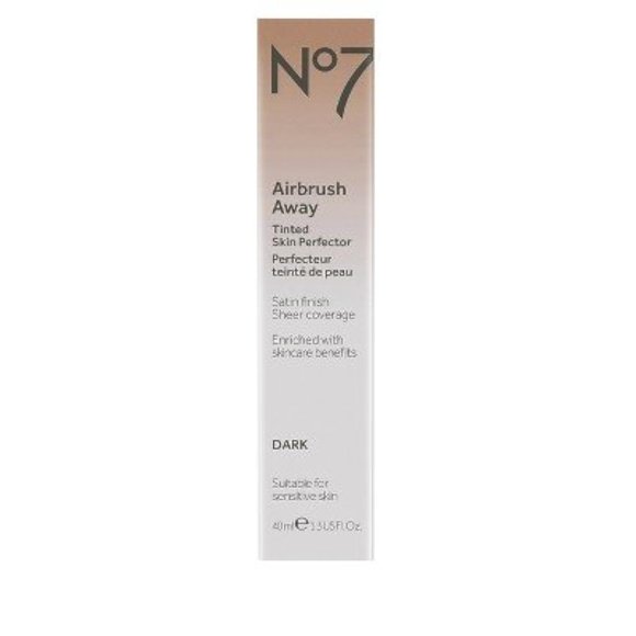 Crema Inscape Data No7 con aerógrafo para eliminar la piel teñida, perfectamente oscura