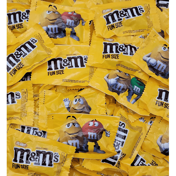 M&M's Peanut Milk Chocolate, Individually Wrapped, Bulk & Delicious Fun Size Candy (4 Pounds)