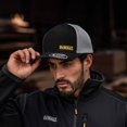 thumbnail image 4 of Gorra Trucker DEWALT Oakdale para hombre (negro/gris claro), 4 of 5