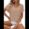thumbnail image 1 of Camiseta Básica de Corta para Mujer, Informal, de Punto Gofre, con Cuello en V, Color Caqui, Talla L, 1 of 4