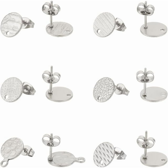 12 piezas de 6 estilos de aretes de acero inoxidable, aretes planos y redondos con textura de disco, aretes con tuercas y aros en blanco.