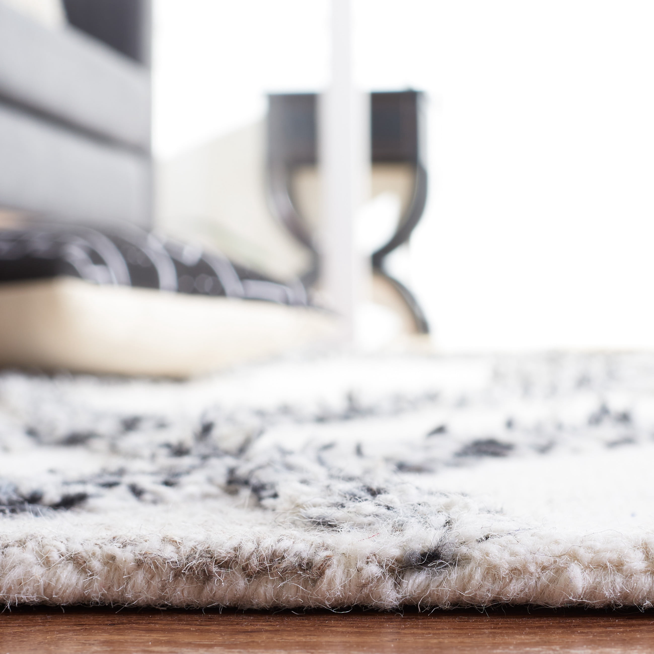 SAFAVIEH Casablanca Everitt Diamond Runner Rug, Ivory/Black, 2'3" x 9'