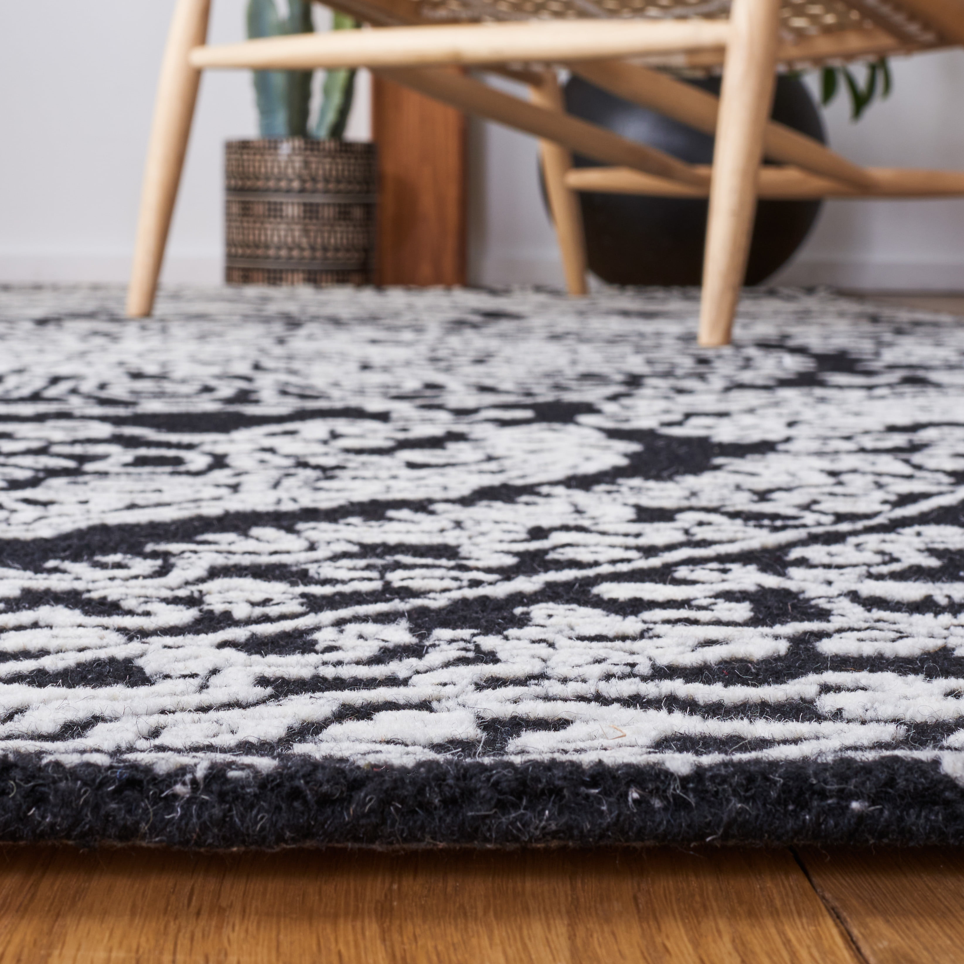 SAFAVIEH Metro Alaois Medallion Area Rug, Black/Ivory, 6' x 6' Square